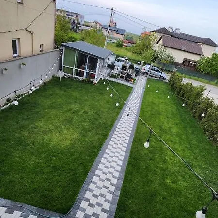ゲストハウス White House コスティネシュティ